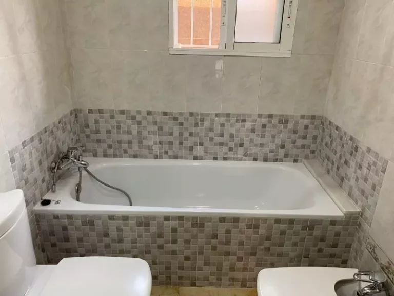 New bathtub and new tiles